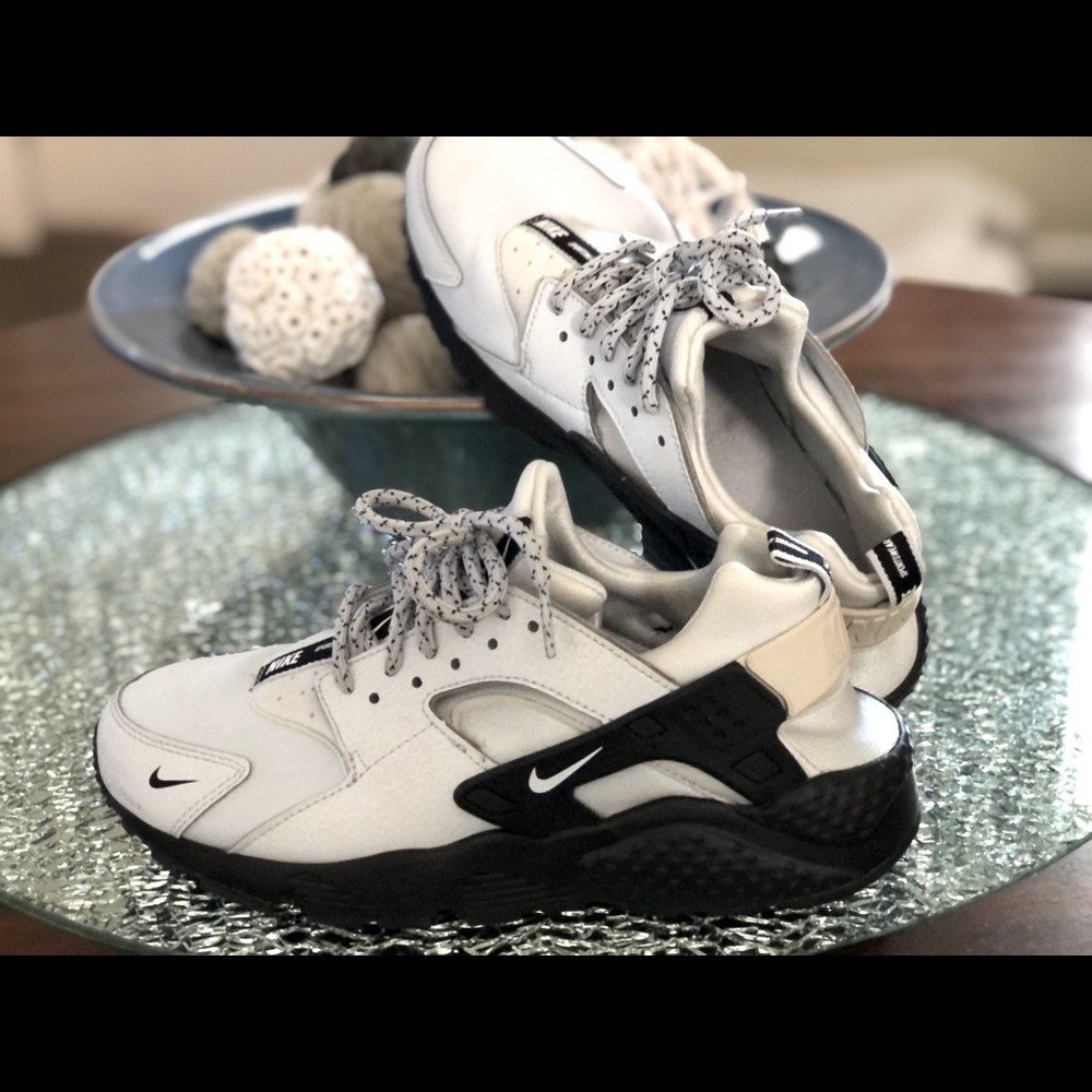 Boys youth Nike huarache shoes